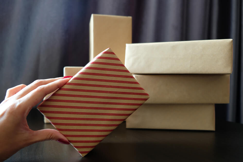 Padded Mailers vs Mailing Boxes